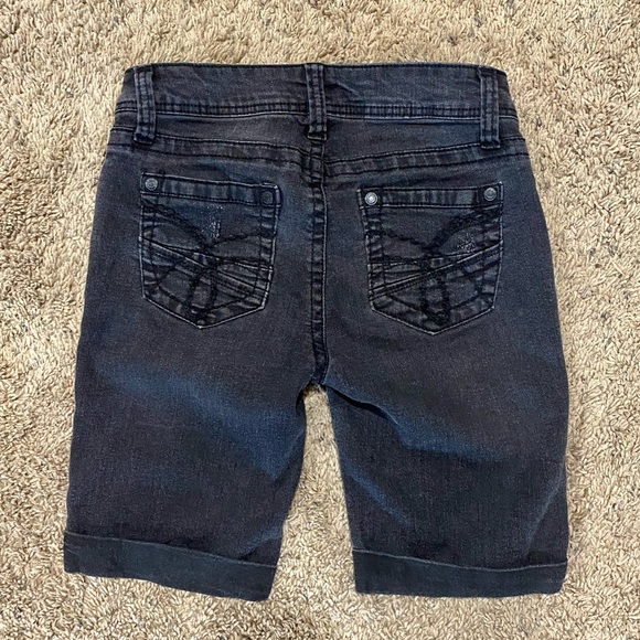 ☀️Wallflower distressed black cuffed jean shorts size 3 - Picture 2 of 9